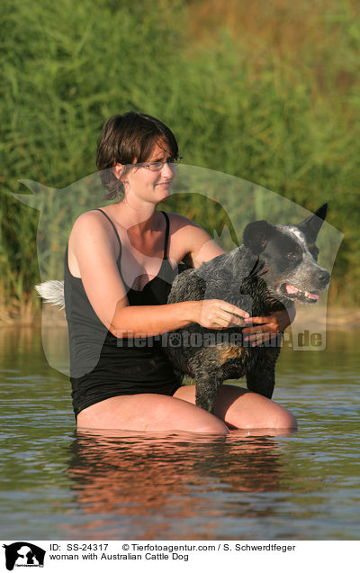 Frau mit Australian Cattle Dog / woman with Australian Cattle Dog / SS-24317