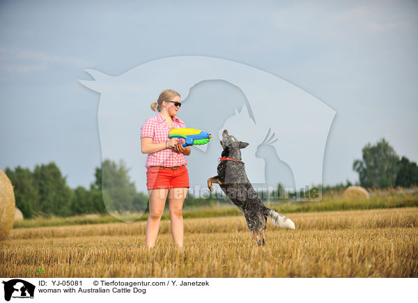 Frau mit Australian Cattle Dog / woman with Australian Cattle Dog / YJ-05081