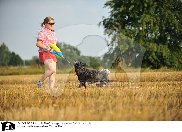 Frau mit Australian Cattle Dog / woman with Australian Cattle Dog / YJ-05083