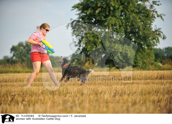 Frau mit Australian Cattle Dog / woman with Australian Cattle Dog / YJ-05084