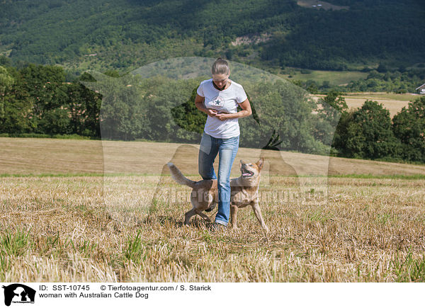 Frau mit Australian Cattle Dog / woman with Australian Cattle Dog / SST-10745