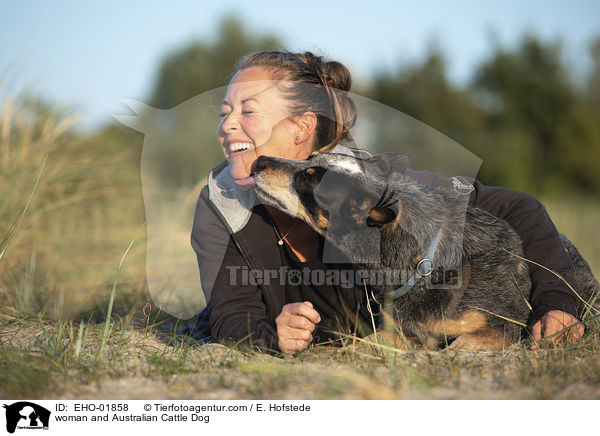 Frau und Australian Cattle Dog / woman and Australian Cattle Dog / EHO-01858