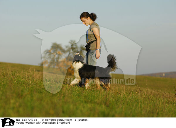 junge Frau mit Australian Shepherd / young woman with Australian Shepherd / SST-04738