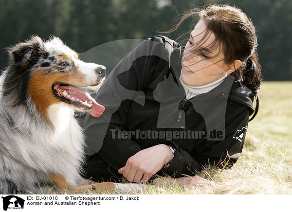 Frau und Australian Shepherd / woman and Australian Shepherd / DJ-01010