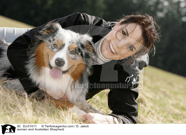 Frau und Australian Shepherd / woman and Australian Shepherd / DJ-01011