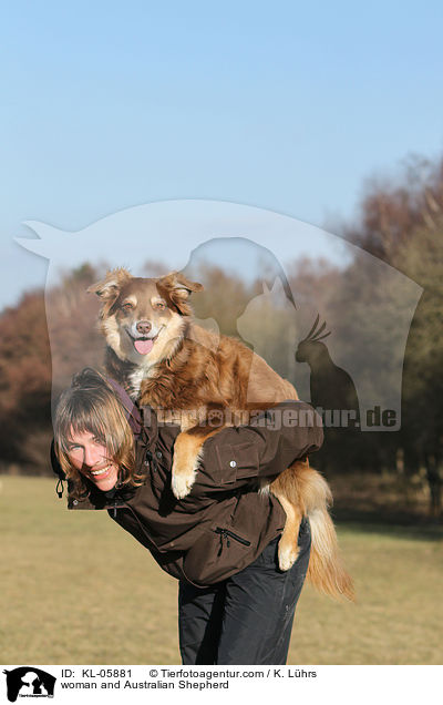 Frau und Australian Shepherd / woman and Australian Shepherd / KL-05881