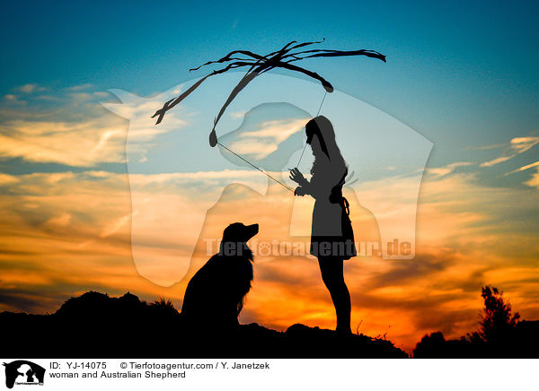Frau und Australian Shepherd / woman and Australian Shepherd / YJ-14075