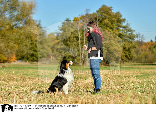 Frau mit Australian Shepherd / woman with Australian Shepherd / YJ-14389