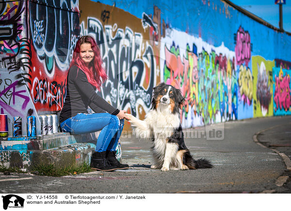 Frau und Australian Shepherd / woman and Australian Shepherd / YJ-14558