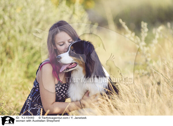 Frau mit Australian Shepherd / woman with Australian Shepherd / YJ-15440