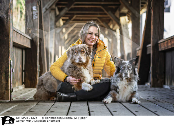 Frau mit Australian Shepherd / woman with Australian Shepherd / MAH-01325