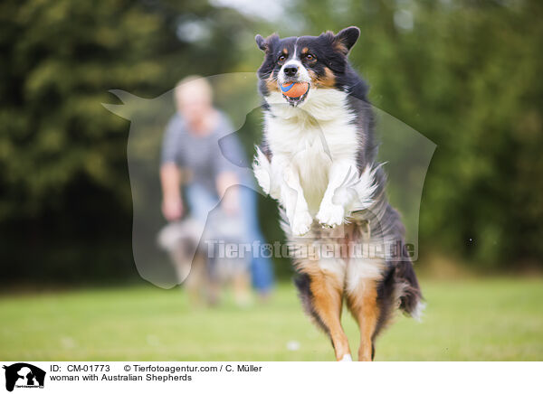 Frau mit Australian Shepherds / woman with Australian Shepherds / CM-01773