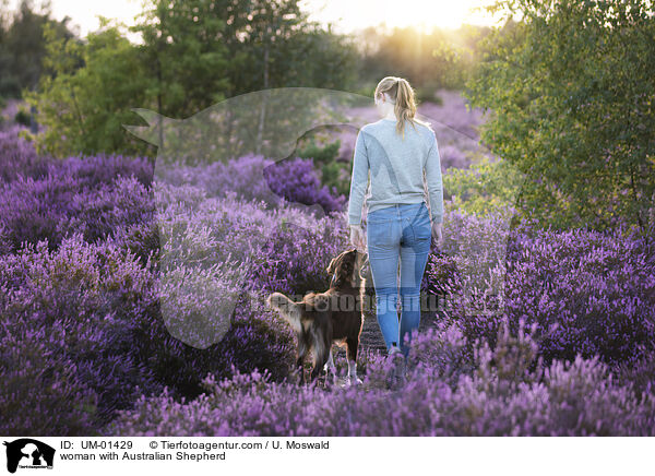 Frau mit Australian Shepherd / woman with Australian Shepherd / UM-01429