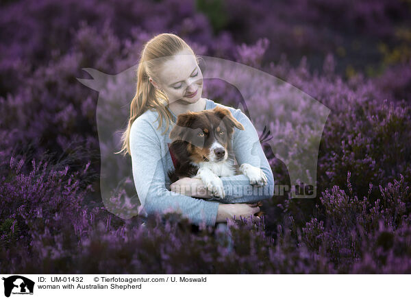 Frau mit Australian Shepherd / woman with Australian Shepherd / UM-01432