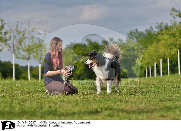 Frau mit Australian Shepherd / woman with Australian Shepherd / YJ-16037