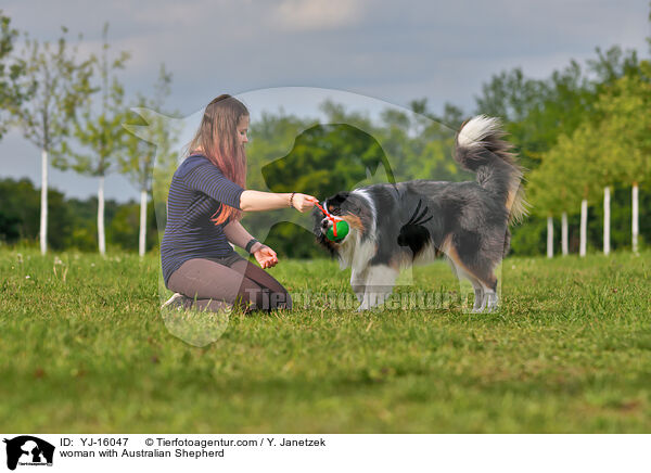 Frau mit Australian Shepherd / woman with Australian Shepherd / YJ-16047