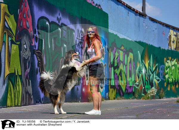 Frau mit Australian Shepherd / woman with Australian Shepherd / YJ-16056