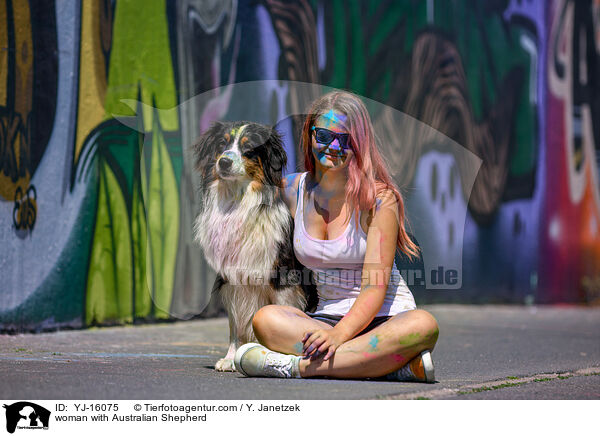 Frau mit Australian Shepherd / woman with Australian Shepherd / YJ-16075