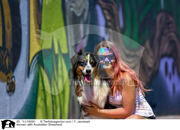 Frau mit Australian Shepherd / woman with Australian Shepherd / YJ-16081