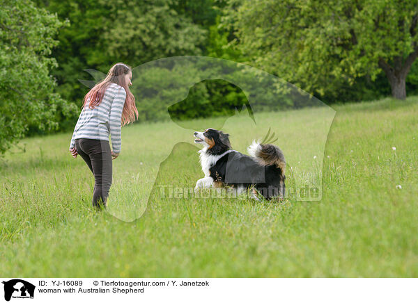 Frau mit Australian Shepherd / woman with Australian Shepherd / YJ-16089