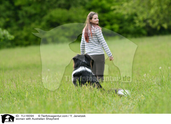 Frau mit Australian Shepherd / woman with Australian Shepherd / YJ-16094