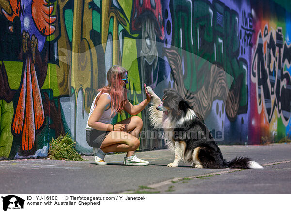 Frau mit Australian Shepherd / woman with Australian Shepherd / YJ-16100