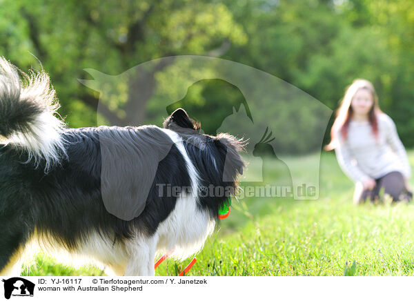 Frau mit Australian Shepherd / woman with Australian Shepherd / YJ-16117