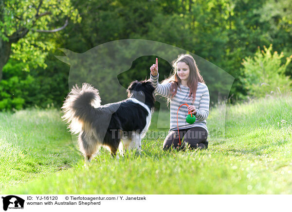 Frau mit Australian Shepherd / woman with Australian Shepherd / YJ-16120