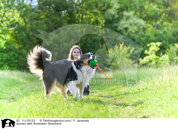 Frau mit Australian Shepherd / woman with Australian Shepherd / YJ-16123