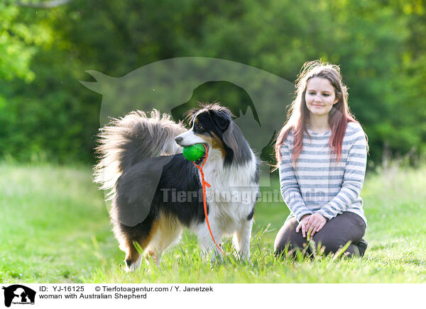 Frau mit Australian Shepherd / woman with Australian Shepherd / YJ-16125
