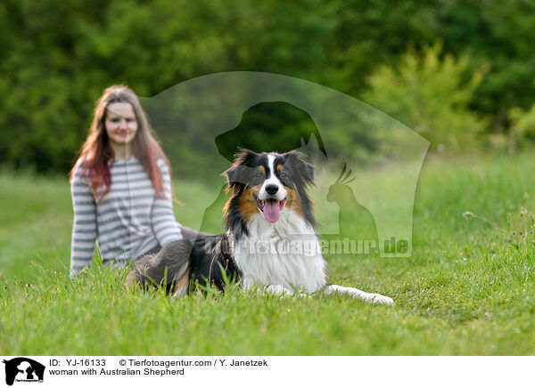 Frau mit Australian Shepherd / woman with Australian Shepherd / YJ-16133