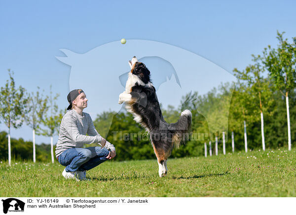 Mann mit Australian Shepherd / man with Australian Shepherd / YJ-16149