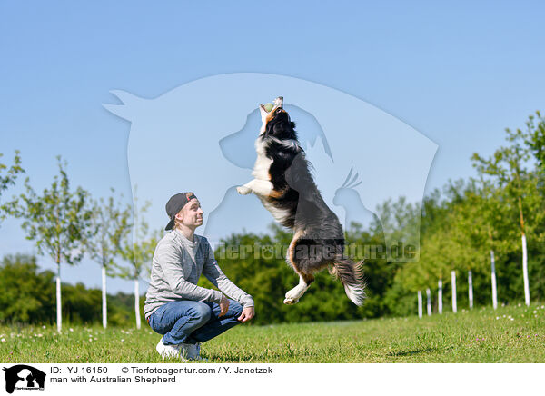 Mann mit Australian Shepherd / man with Australian Shepherd / YJ-16150