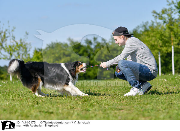 Mann mit Australian Shepherd / man with Australian Shepherd / YJ-16175