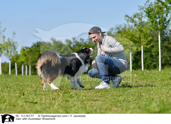 Mann mit Australian Shepherd / man with Australian Shepherd / YJ-16177