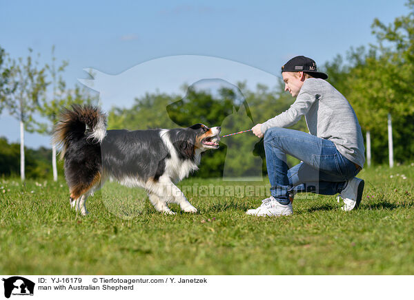 Mann mit Australian Shepherd / man with Australian Shepherd / YJ-16179