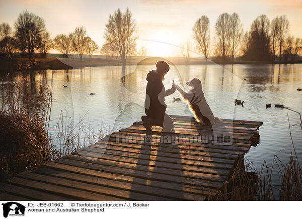 Frau und Australian Shepherd / woman and Australian Shepherd / JEB-01662