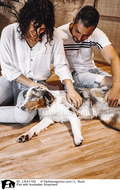 Paar mit Australian Shepherd / Pair with Australian Shepherd / LR-01162