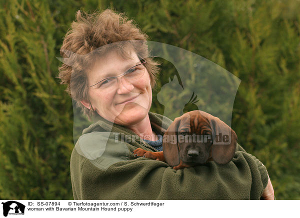 Frau mit Bayerischer Gebirgsschweihund Welpe / woman with Bavarian Mountain Hound puppy / SS-07894