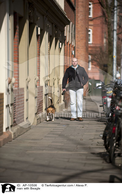 Mann mit Beagle / man with Beagle / AP-10506