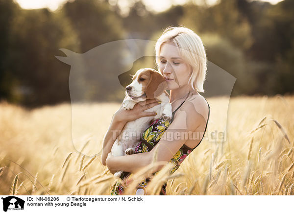 Frau mit jungem Beagle / woman with young Beagle / NN-06206