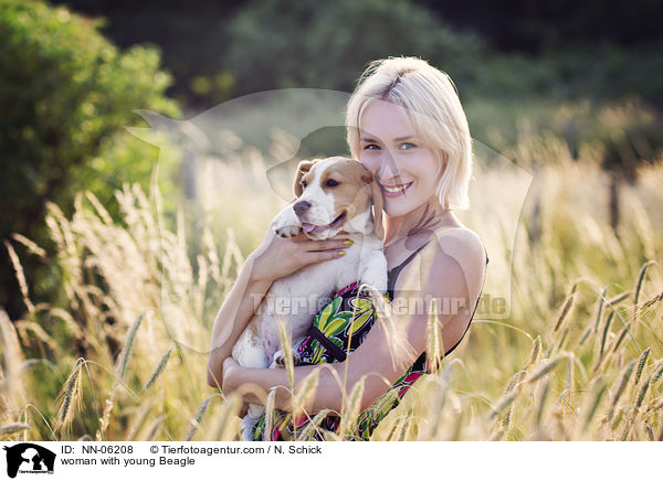 Frau mit jungem Beagle / woman with young Beagle / NN-06208