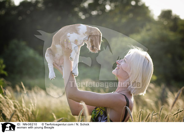Frau mit jungem Beagle / woman with young Beagle / NN-06210
