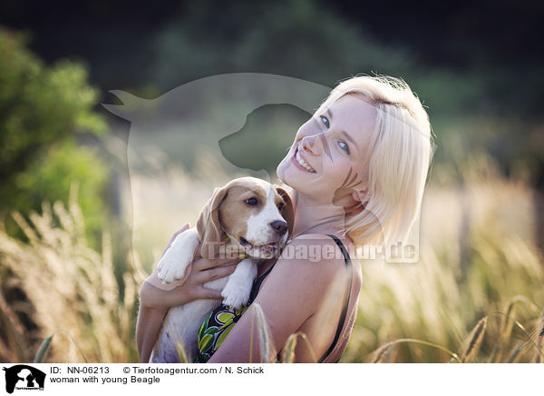 Frau mit jungem Beagle / woman with young Beagle / NN-06213