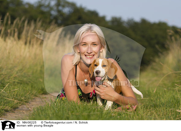 Frau mit jungem Beagle / woman with young Beagle / NN-06225