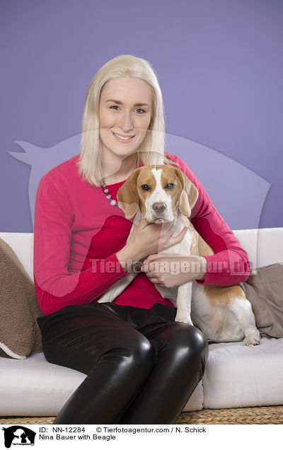 Nina Bauer mit Beagle / Nina Bauer with Beagle / NN-12284