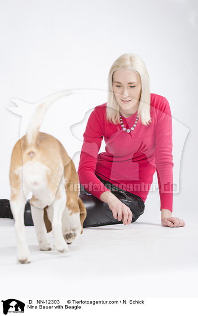 Nina Bauer mit Beagle / Nina Bauer with Beagle / NN-12303