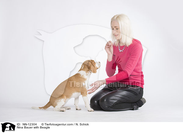Nina Bauer mit Beagle / Nina Bauer with Beagle / NN-12304
