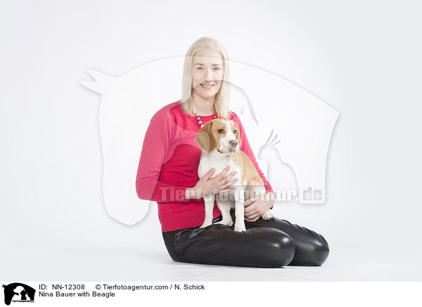 Nina Bauer mit Beagle / Nina Bauer with Beagle / NN-12308