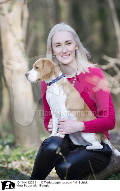 Nina Bauer mit Beagle / Nina Bauer with Beagle / NN-12321